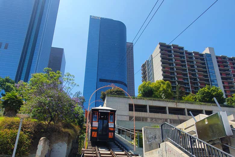 Veremos el tranvía de Los Ángeles pasar junto a los rascacielos