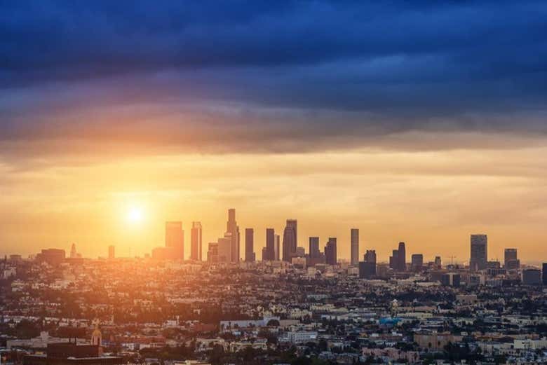 La caída del sol sobre la ciudad