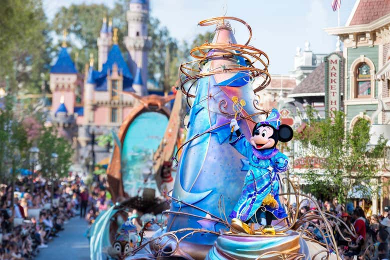 Desfile de personajes de Disney® en uno de los parques