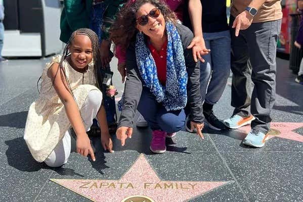 Una familia posando junto a su estrella