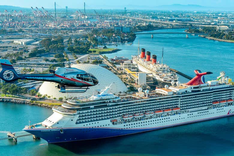Sobrevolando los cruceros que atracan en el puerto de Long Beach