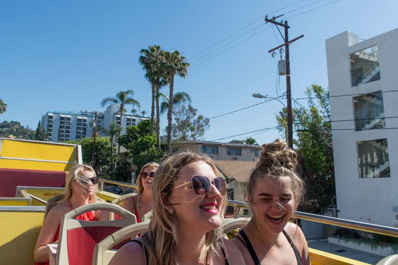 Disfrutando de la ruta en autobús turístico
