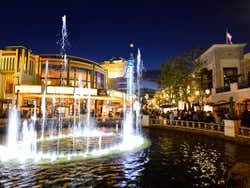 Compras nocturnas en The Grove