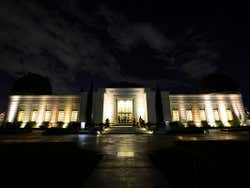 Fachada del Observatorio de Los Ángeles de noche