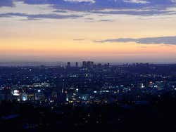 Skyline nocturno de Los Ángeles desde el observatorio