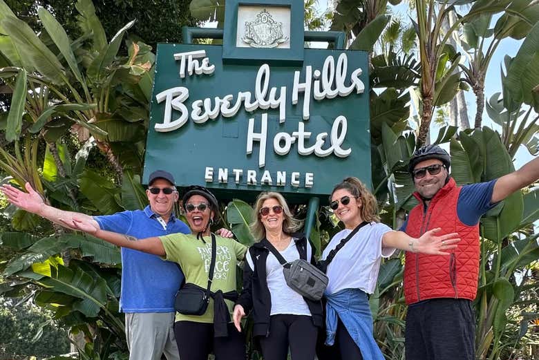 ¡Foto grupal con el cartel del Beverly Hills Hotel!